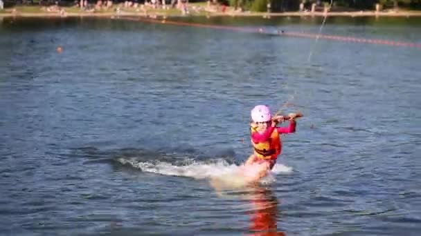 女孩拉绳子在水上滑水和她跌倒 — 图库视频影像