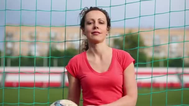 Moscou Russie Avril 2015 Une Femme Stade Lance Ballon Football — Video