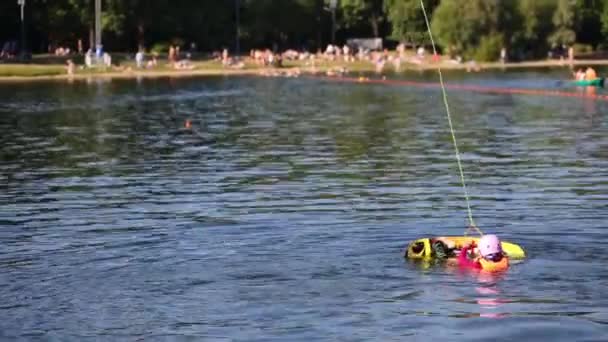 Menina Wakeboard Flutuante Segurando Corda Caindo — Vídeo de Stock