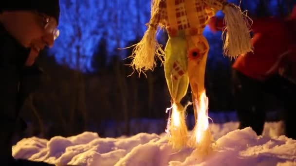 Lechischevo Russia Feb 2015 Man Ignites Straw Puppet Shrovetide Holiday — Stock Video