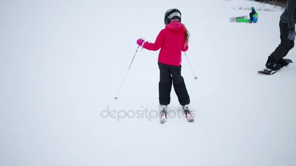 Meisje neer op helling op winter op heuvel — Stockvideo