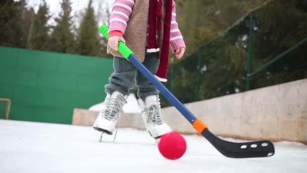 Ragazzina Felice Sta Sui Pattini Con Bastone Hockey Alla Pista — Video Stock