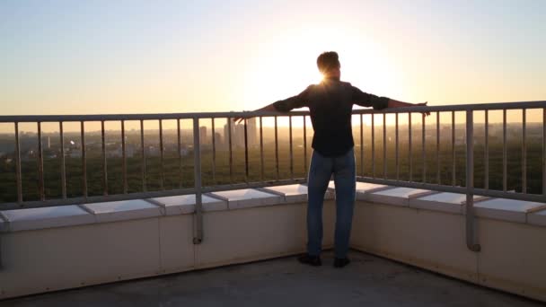 Tipo Está Encostado Cerca Telhado Ver Pôr Sol — Vídeo de Stock