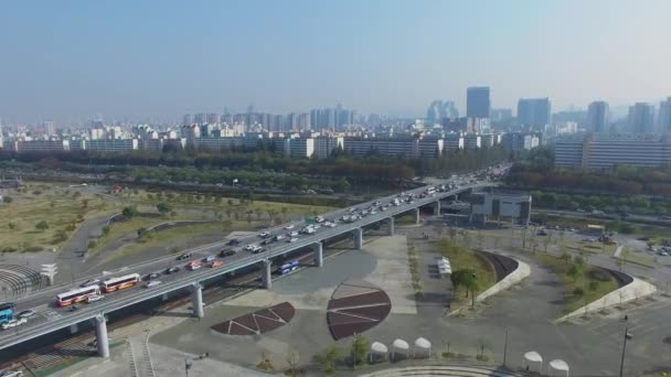 Stadtbild Mit Verkehr Auf Der Überführung Der Olympischen Autobahn Und — Stockvideo