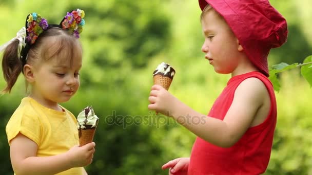 Mignon Petit Garçon Fille Manger Crème Glacée Sucrée Dans Parc — Video