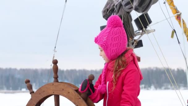 Šťastná Dívka Růžové Čepici Hraje Volantem Zimě — Stock video