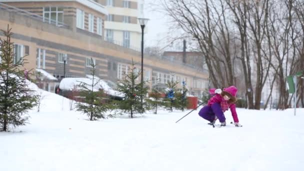 Dívka Dítě Stojí Pádu Lyžích Během Sněžení — Stock video