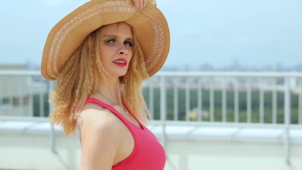 Mujer Rubia Sombrero Con Tatuaje Mirando Girando — Vídeo de stock