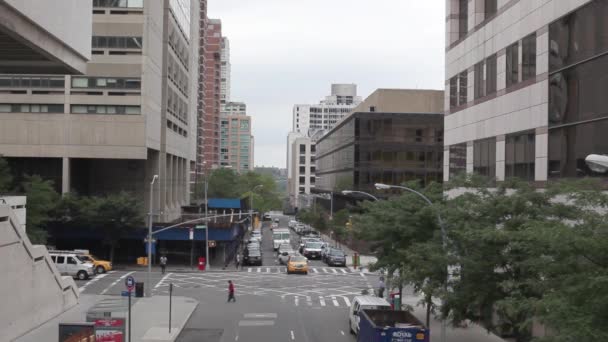 2014年8月22日 日间十字路口的人和车交通 — 图库视频影像
