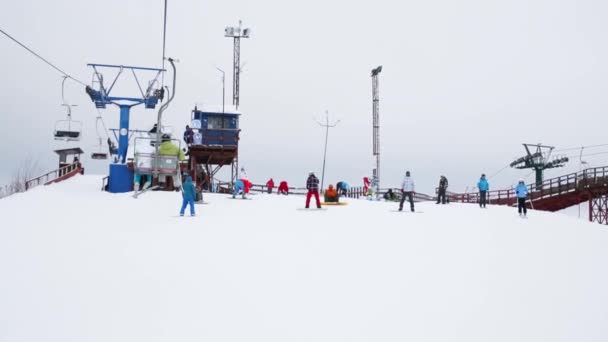 Kabelbaan Snowboarders Afdaling Skiën Sportcomplex — Stockvideo