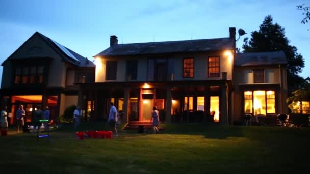 House Resting People Green Lawn Summer Evening — Stock Video