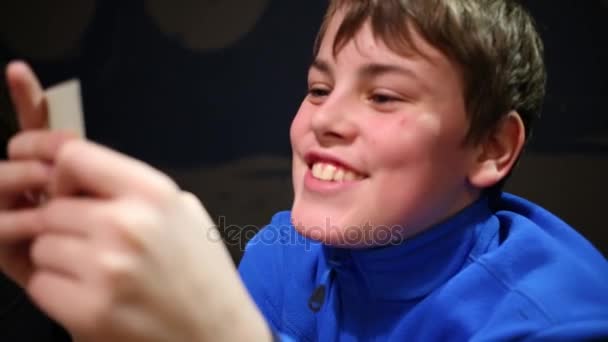 Niño Chaqueta Azul Con Tarjetas Mano Sonriendo Cerca — Vídeos de Stock