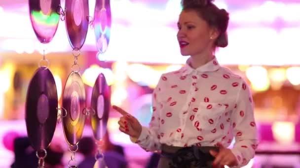 Belle Jeune Femme Danse Près Disques Vinyles Dans Restaurant Rétro — Video