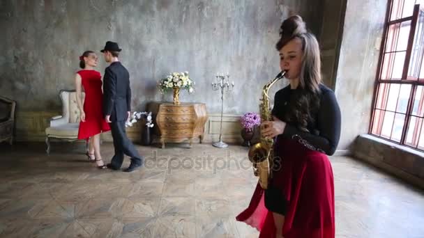 Chica Toca Saxofón Pareja Comienza Bailar Tango — Vídeos de Stock