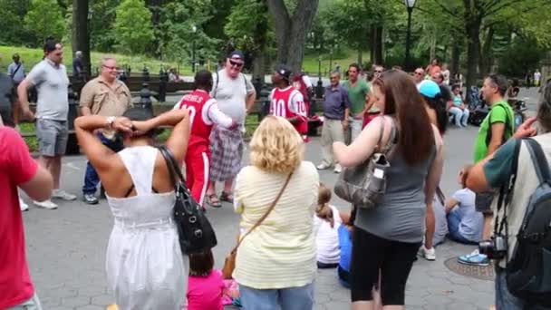 Nyc Usa Aug 2014 Two Black Guys Entertain Visitors Central — Stock Video