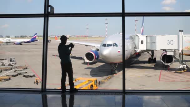 莫斯科 俄罗斯 2014年8月20日 在谢列梅捷沃机场拍摄飞机的妇女和男孩 谢列梅捷沃 一个最大的俄国机场在预定的国际交通的数量 — 图库视频影像