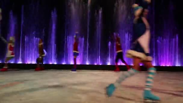 モスクワ ロシア連邦 2014 スケーターまま氷の舞い踊る噴水 Akvamarin のサーカスでクリスマス演奏中にステージ — ストック動画