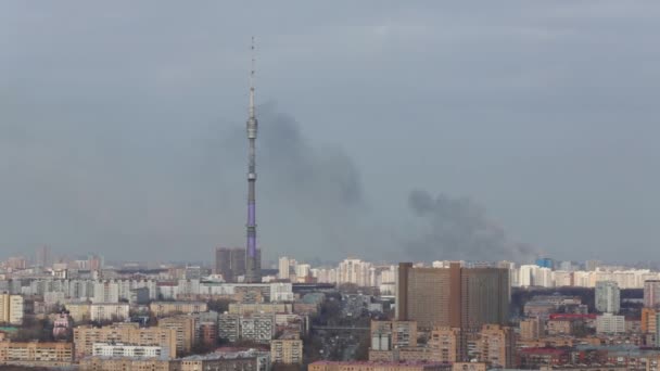 Черный Дым Пожара Небе Возле Останкинской Телекоммуникационной Башни — стоковое видео