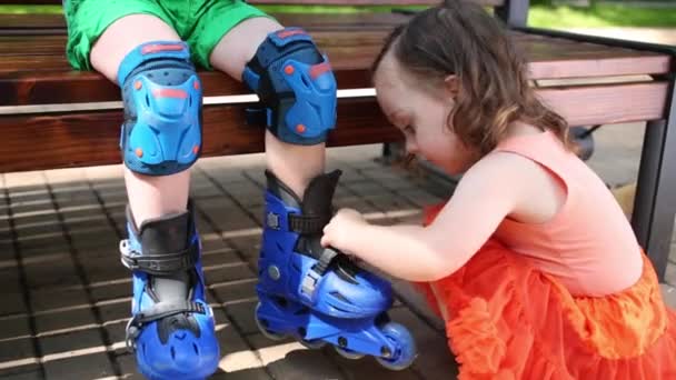 Nohy Malého Chlapce Který Seděl Lavičce Dívka Pomáhá Parku — Stock video