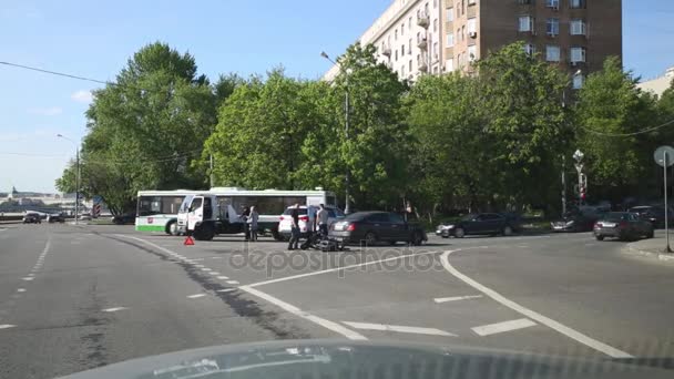 Moskva Maj 2015 Bilolycka Med Cykeln Gatan Moskva Månatliga Ungefärligt — Stockvideo