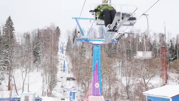 Teleférico con personas en movimiento en la estación de esquí en invierno — Vídeos de Stock
