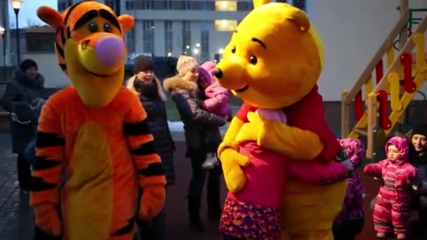 Moskva Prosince 2014 Dívka Objímá Winnie Pooh Tygr Hřišti Komplexu — Stock video