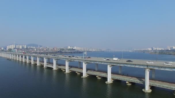 Banpodaegyo 大桥和大在 Hanghan 河岸边的汽车交通在秋季阳光明媚的日子 鸟瞰图 — 图库视频影像