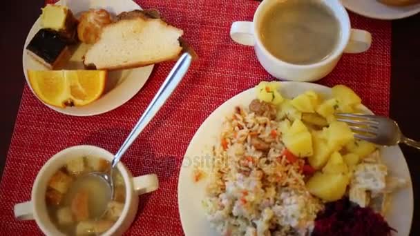 Sopa Taza Patatas Pilaf Pan Dulces Mesa — Vídeo de stock