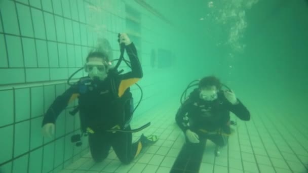 Mädchen Und Frau Neoprenanzug Stürzt Schwimmbad Boden — Stockvideo