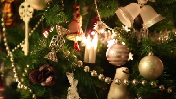 Künstlicher Weihnachtsbaum Mit Spielzeugpuppe Glocken Und Kugeln Variabler Fokus — Stockvideo