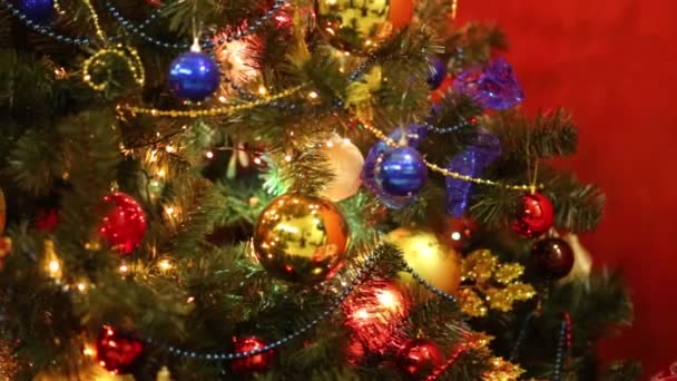 Gros plan de sapin de Noël lumineux avec boules brillantes, guirlandes et illumination 