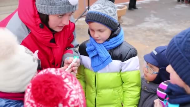 Lechischevo Rusko Úno 2015 Žena Barvy Chlapec Během Zábavy Holiday — Stock video