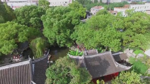 Шанхай Нов 2015 Люди Ходят Возле Пруда Среди Старинных Зданий — стоковое видео