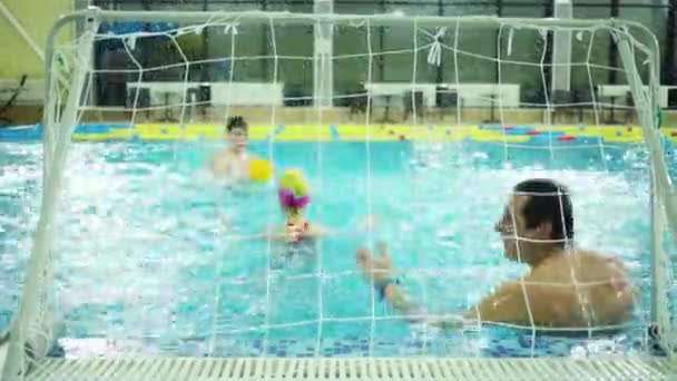 Padre Dos Niños Juegan Fútbol Acuático Piscina Cubierta — Vídeos de Stock