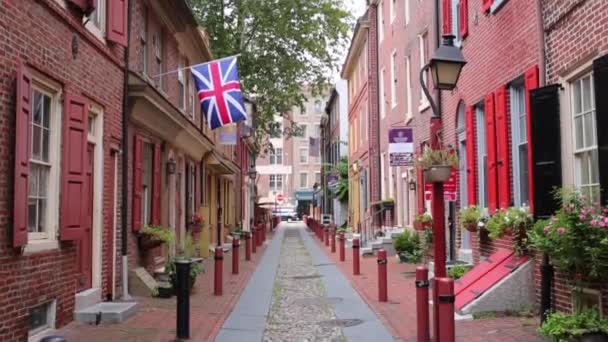 最古の通り錫アメリカ エルフレス路地通り 1702 年に設立されたフィラデルフィア アメリカ合衆国 2014 れんが造りの家 — ストック動画