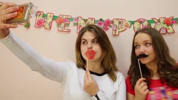 Dvě Dívky Udělat Selfie Lepenkové Rty Knír Text Zdi Všechno — Stock video