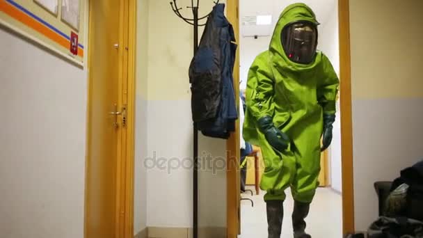 Hombre en traje de protección verde - Equipo de trabajadores de rescate del Distrito Administrativo del Nordeste (Ministerio de Situaciones de Emergencia de Rusia ) — Vídeos de Stock