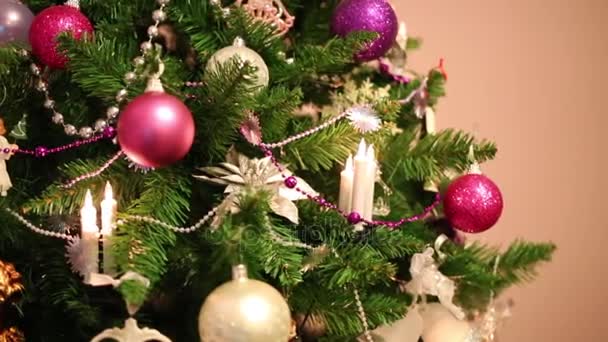 Gros Plan Arbre Noël Avec Des Boules Brillantes Des Bougies — Video