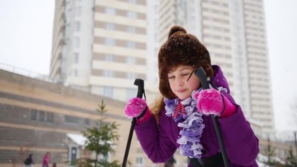 Retrato Cerca Una Chica Sonriente Con Bastones Esquí Construcción Fuera — Vídeos de Stock