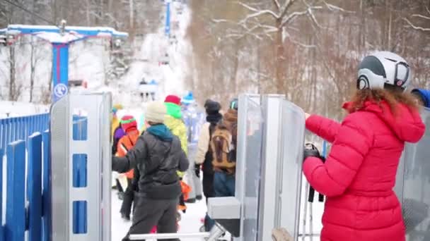 Vrouw Jongen Buurt Van Tourniquet Van Kabelbanen Onherkenbaar Mensen Skigebied — Stockvideo