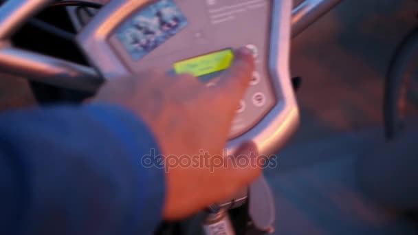 Moskova Haziran 2015 Kiralık Bisiklet Onu Çekici Ekranda Pin Kodunu — Stok video