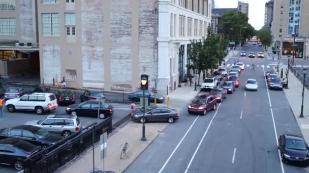 Φιλαδέλφεια Ηπα Σεπτεμβρίου 2014 Πάρκινγκ Στην Οδό Βράδυ — Αρχείο Βίντεο