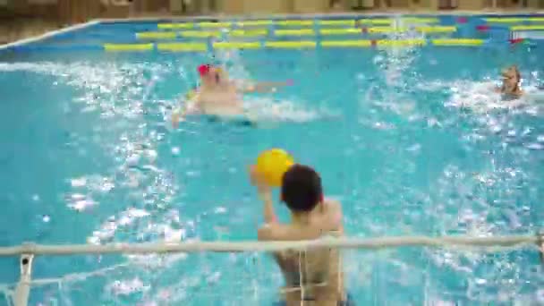 Madre Padre Tres Niños Juegan Fútbol Acuático Piscina — Vídeo de stock