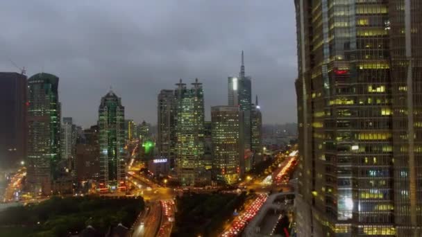 夜の高層ビルの間で通りのトラフィックを持つ上海 2015 都市の景観 航空写真ビュー — ストック動画