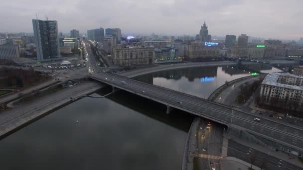 Москва Ноября 2015 Городской Пейзаж Автомобильным Движением Новоарбатском Мосту Осенним — стоковое видео