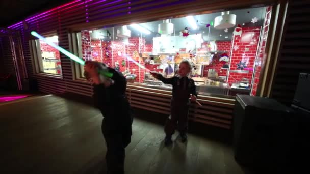 年始グッズ サイレン カフェでキッチンの近くの光剣とモスクワ 2014 子どもの遊び — ストック動画