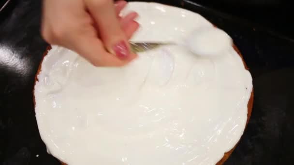 Bovenaanzicht Van Vrouwelijke Hand Maken Van Cake Met Zoete Witte — Stockvideo