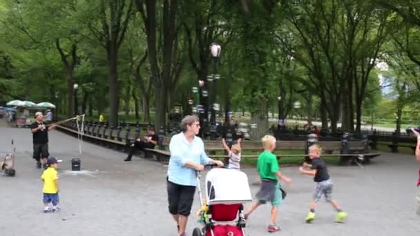 Nyc Estados Unidos Agosto 2014 Hombre Sopla Grandes Pompas Jabón — Vídeos de Stock