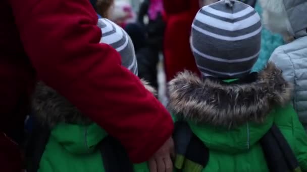 Moscou Décembre 2014 Des Jumeaux Vêtements Identiques Recherchent Des Animateurs — Video