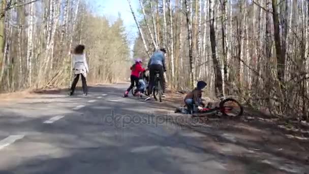 Мальчик Упал Велосипеда Отец Ждет Другие Идут Тропинке Парке — стоковое видео